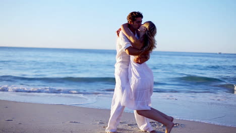 Mujer-Saltando-Hacia-Su-Novio-Y-Siendo-Atrapada-Y-Girada-Por-él-En-La-Playa.