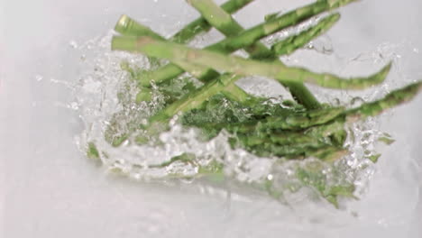 Spargel-Fällt-In-Superzeitlupe-Ins-Wasser