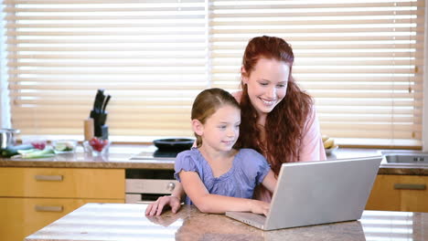 Madre-E-Hija-Usando-Una-Computadora-Portátil