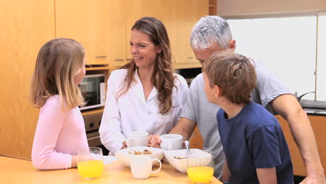 Glückliche-Familie-Beim-Frühstück