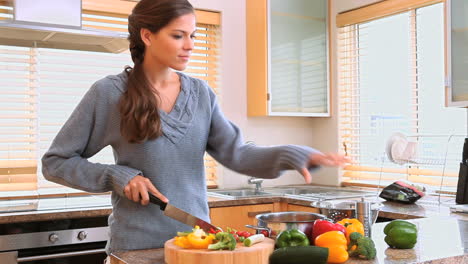 Brunette-woman-cutting-peppers