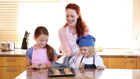 Lächelnde-Mutter-Gibt-Ihren-Kindern-Kekse