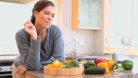 Mujer-Comiendo-Un-Trozo-De-Pimienta