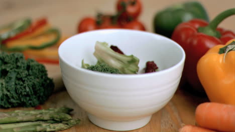 Verduras-Cayendo-En-Un-Tazón-En-Cámara-Súper-Lenta