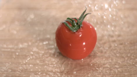 Agua-Lloviendo-Sobre-Tomate-En-Cámara-Súper-Lenta