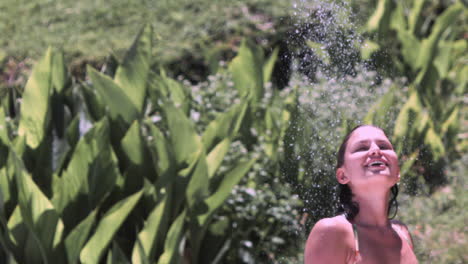 Mujer-Tomando-Una-Ducha-En-Cámara-Lenta