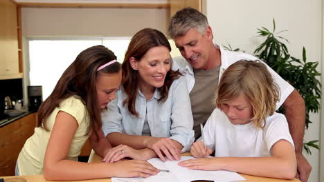 Kleiner-Junge-Zeichnet,-Während-Seine-Familie-Zusieht