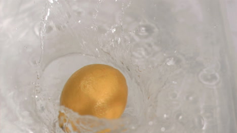 Lemon-falling-into-water-in-super-slow-motion