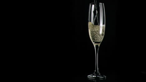 Weißer-Champagner-In-Superzeitlupe-Eingeschenkt