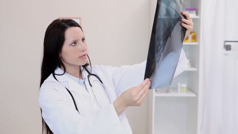 Woman-doctor-looking-at-an-xray