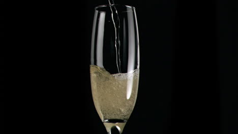 Champagner-In-Superzeitlupe-Eingeschenkt