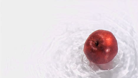 Apfel-Dreht-Sich-Im-Wasser-In-Superzeitlupe