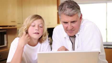 Vater-Und-Sohn-Benutzen-Einen-Laptop