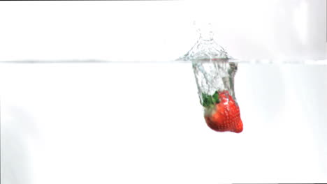 Erdbeere-Fällt-In-Superzeitlupe-Ins-Wasser