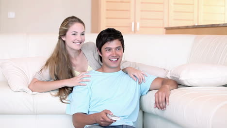 Una-Pareja-Viendo-Televisión-Juntos