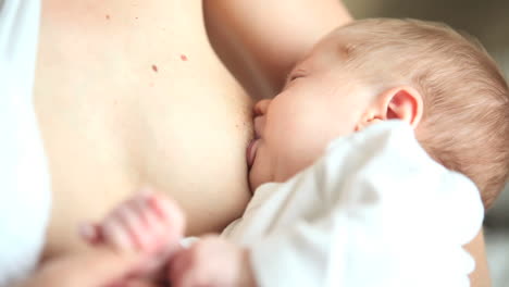 Woman-breastfeeding-her-baby