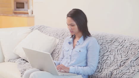 Woman-with-her-laptop-on-the-sofa