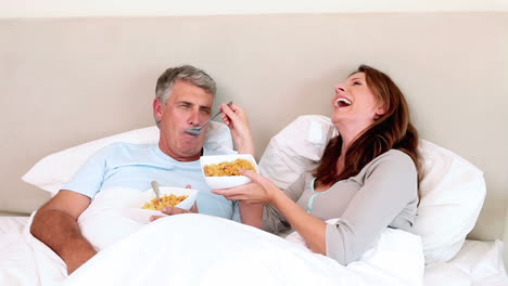 Couple-eating-while-lying-in-bed