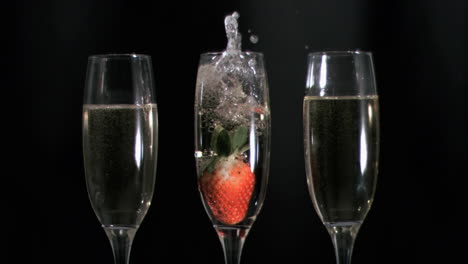 Erdbeertauchen-In-Superzeitlupe-In-Champagner