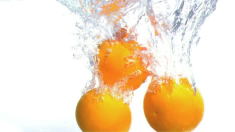 Grapefruits-falling-into-water-in-super-slow-motion