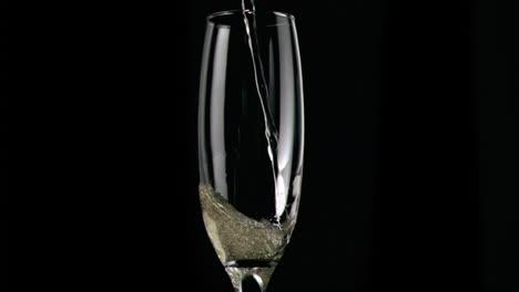 Champagner-Wird-In-Superzeitlupe-In-Ein-Glas-Gegossen