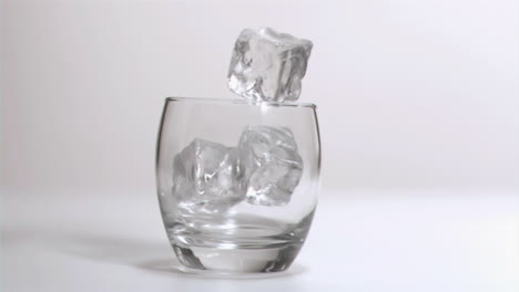 Eiswürfel-Fallen-In-Superzeitlupe-In-Ein-Glas
