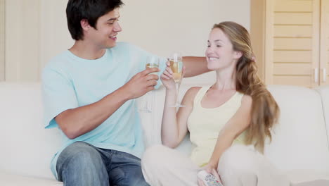 A-couple-toasting-glasses-of-champagne