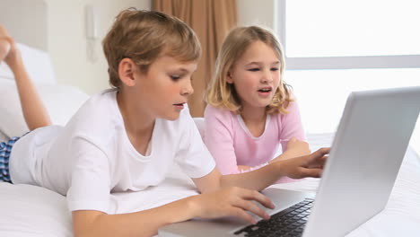 Niños-Felices-Usando-Una-Computadora-Portátil