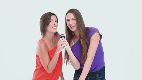 Friends-singing-at-karaoke