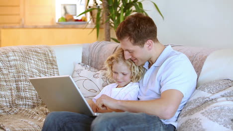 Ein-Vater-Und-Sein-Sohn-Benutzen-Einen-Laptop