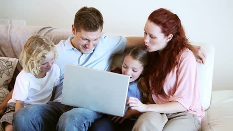 Lächelnde-Familie-Schaut-Auf-Einen-Laptop