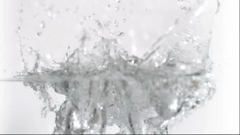Eiswürfel-Fallen-In-Superzeitlupe-Ins-Wasser