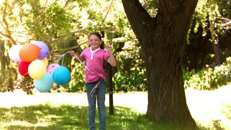 Niño-Saltando-En-Cámara-Lenta-Con-Globos