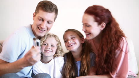 Mann-Fotografiert-Seine-Familie