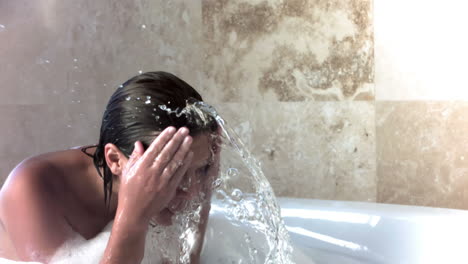 Mujer-Morena-En-Cámara-Lenta-Tomando-Un-Baño-De-Burbujas