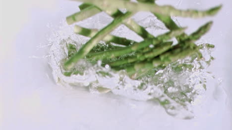 Spargel-Fällt-In-Superzeitlupe-Ins-Wasser