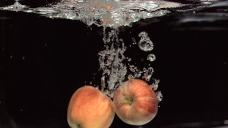 Manzanas-Cayendo-Al-Agua-En-Cámara-Súper-Lenta