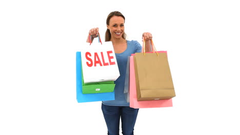 Morena-Sonriente-Sosteniendo-Bolsas-De-Compras