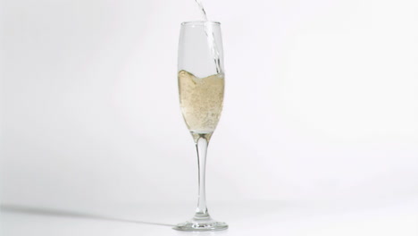 Champagner-Wird-In-Superzeitlupe-In-Ein-Glas-Gegossen-