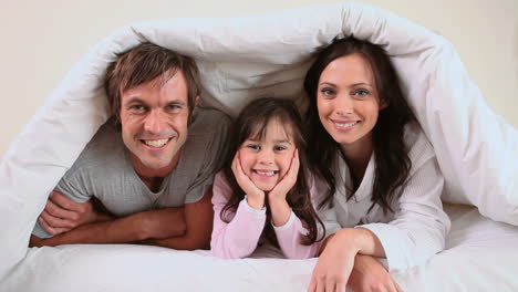 Familia-Acostada-En-Una-Cama