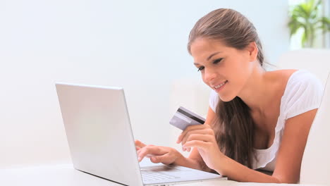 Young-woman-doing-her-shopping-online