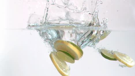 Zitronenscheiben-Fallen-In-Superzeitlupe-Ins-Wasser