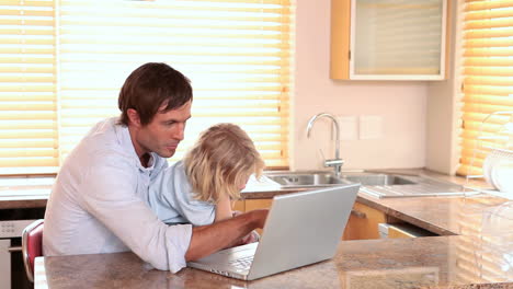 Padre-E-Hijo-Usando-Una-Computadora-Portátil-Juntos