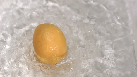 Zitrone-Dreht-Sich-Im-Wasser-In-Superzeitlupe