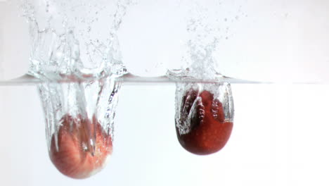 Äpfel-Fallen-In-Superzeitlupe-Ins-Wasser