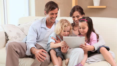 Familie-Schaut-Auf-Einen-Tablet-Computer