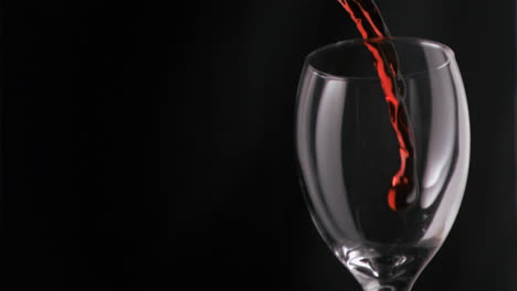 Rotwein-Füllt-In-Superzeitlupe-Ein-Glas