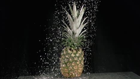 Agua-Lloviendo-Sobre-Piña-En-Cámara-Súper-Lenta