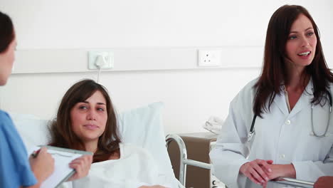 Doctors-ans-nurse-talking-to-patient