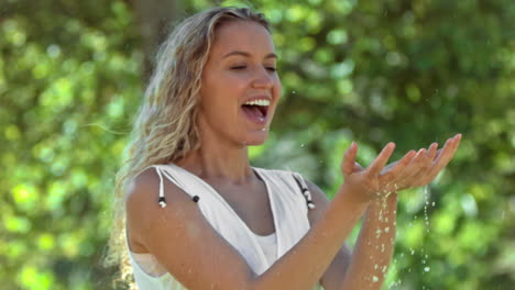 Blonde-Frau-In-Zeitlupe-Beim-Wasserfangen